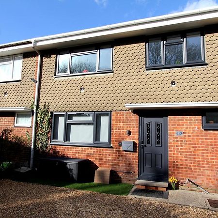 Crown Meadow - 4 Bedroom House - Heathrow - Excellentstays コルンブルック エクステリア 写真