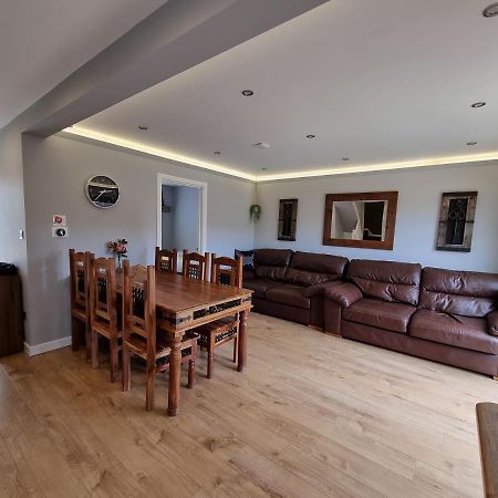 Crown Meadow - 4 Bedroom House - Heathrow - Excellentstays コルンブルック エクステリア 写真