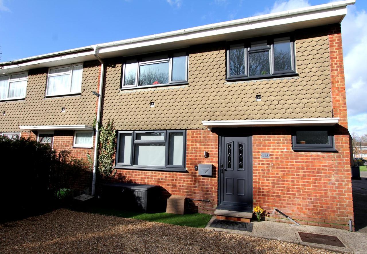 Crown Meadow - 4 Bedroom House - Heathrow - Excellentstays コルンブルック エクステリア 写真