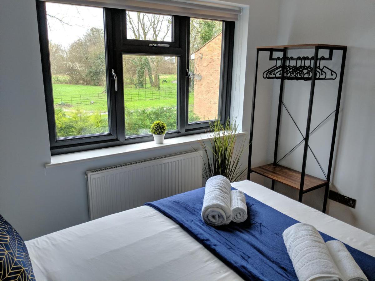 Crown Meadow - 4 Bedroom House - Heathrow - Excellentstays コルンブルック エクステリア 写真