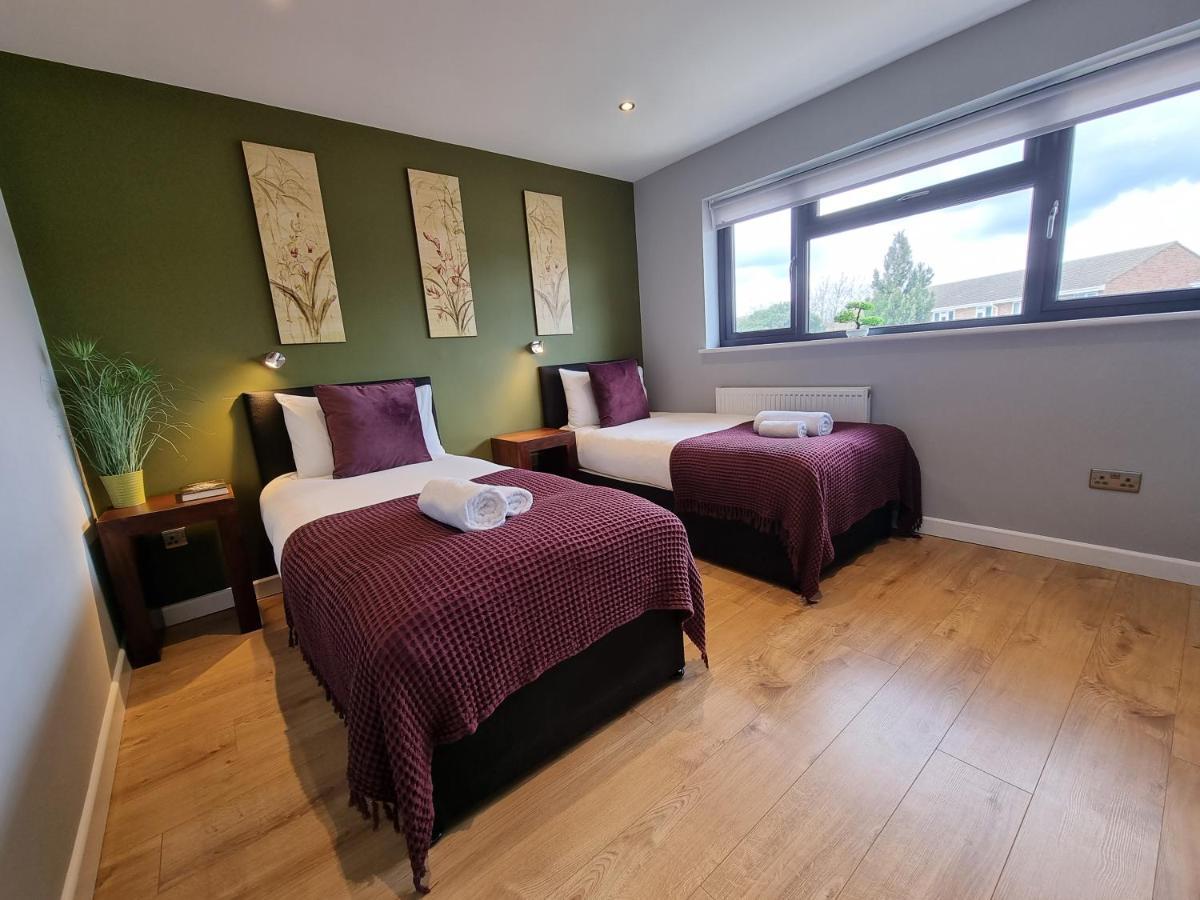 Crown Meadow - 4 Bedroom House - Heathrow - Excellentstays コルンブルック エクステリア 写真