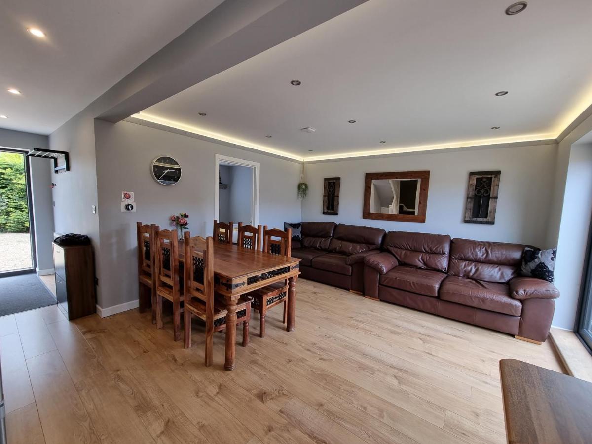 Crown Meadow - 4 Bedroom House - Heathrow - Excellentstays コルンブルック エクステリア 写真