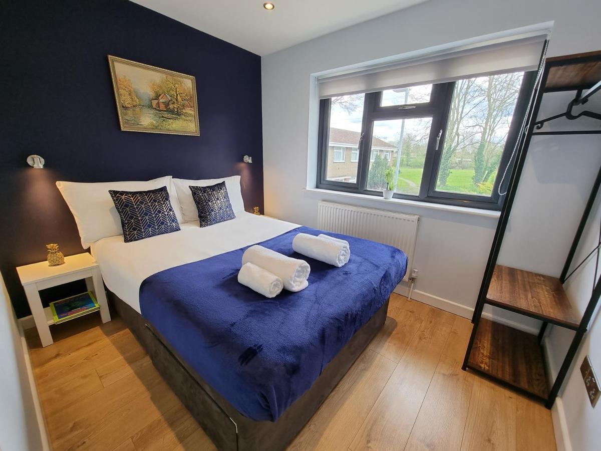 Crown Meadow - 4 Bedroom House - Heathrow - Excellentstays コルンブルック エクステリア 写真
