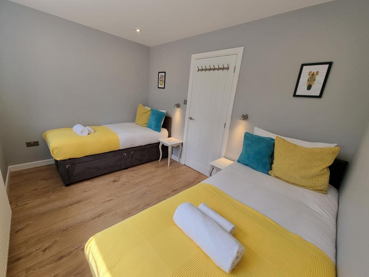Crown Meadow - 4 Bedroom House - Heathrow - Excellentstays コルンブルック エクステリア 写真