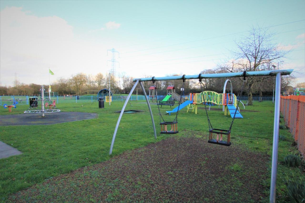 Crown Meadow - 4 Bedroom House - Heathrow - Excellentstays コルンブルック エクステリア 写真