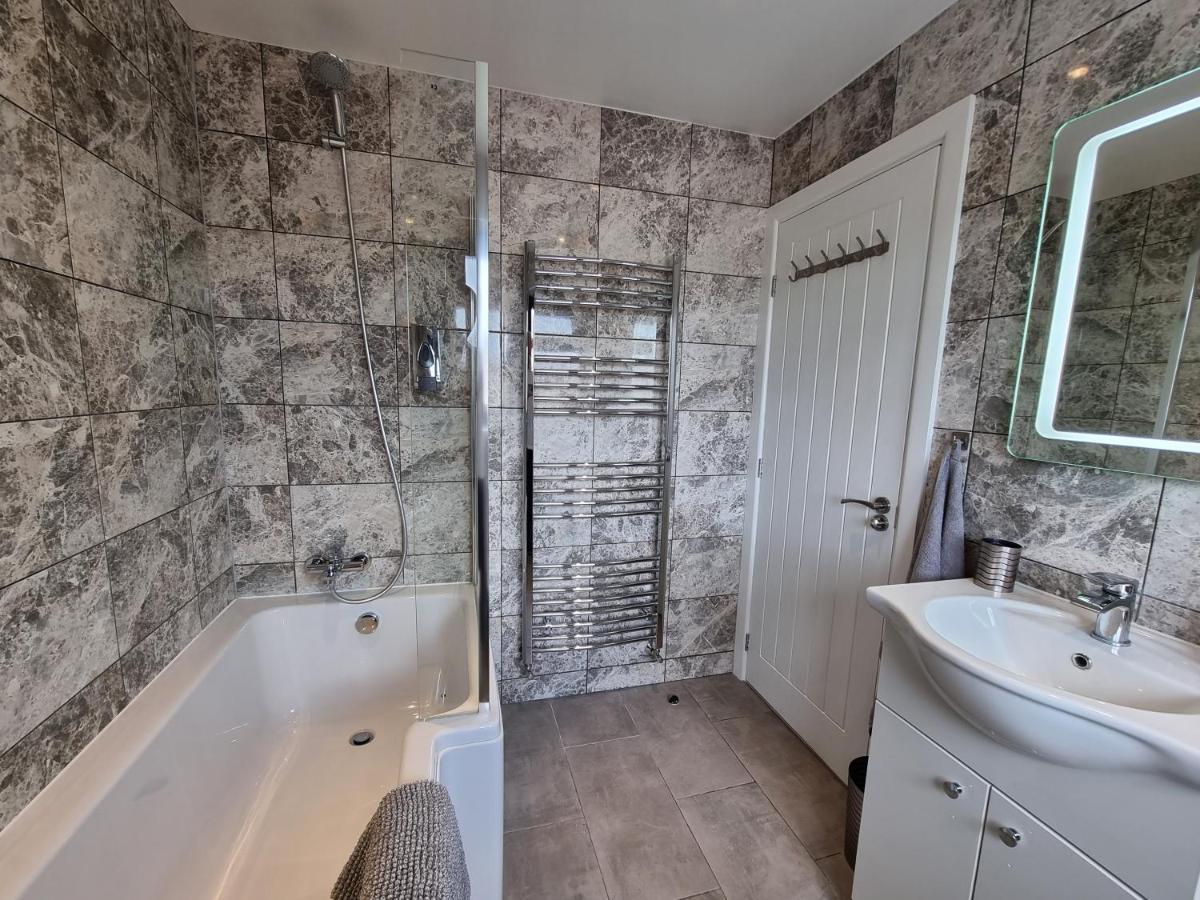 Crown Meadow - 4 Bedroom House - Heathrow - Excellentstays コルンブルック エクステリア 写真