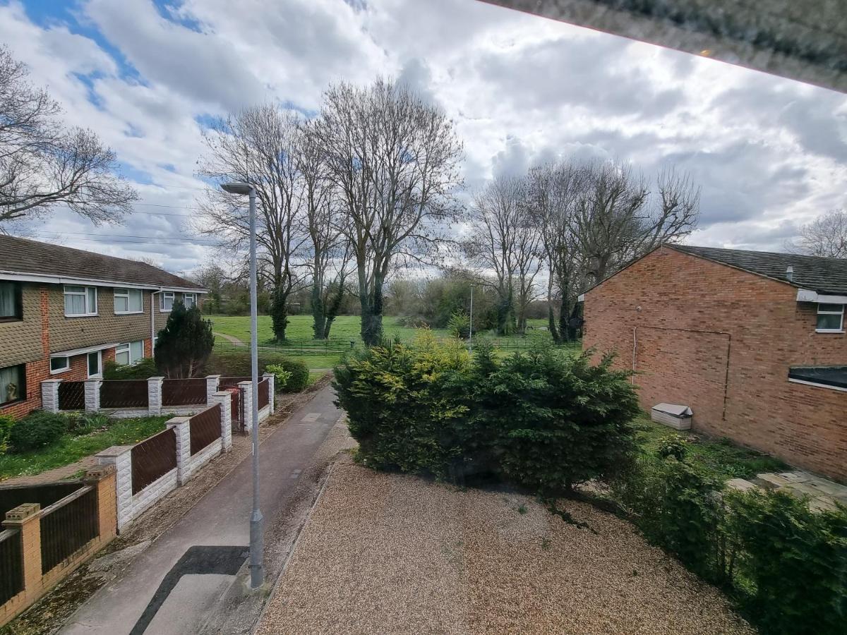 Crown Meadow - 4 Bedroom House - Heathrow - Excellentstays コルンブルック エクステリア 写真