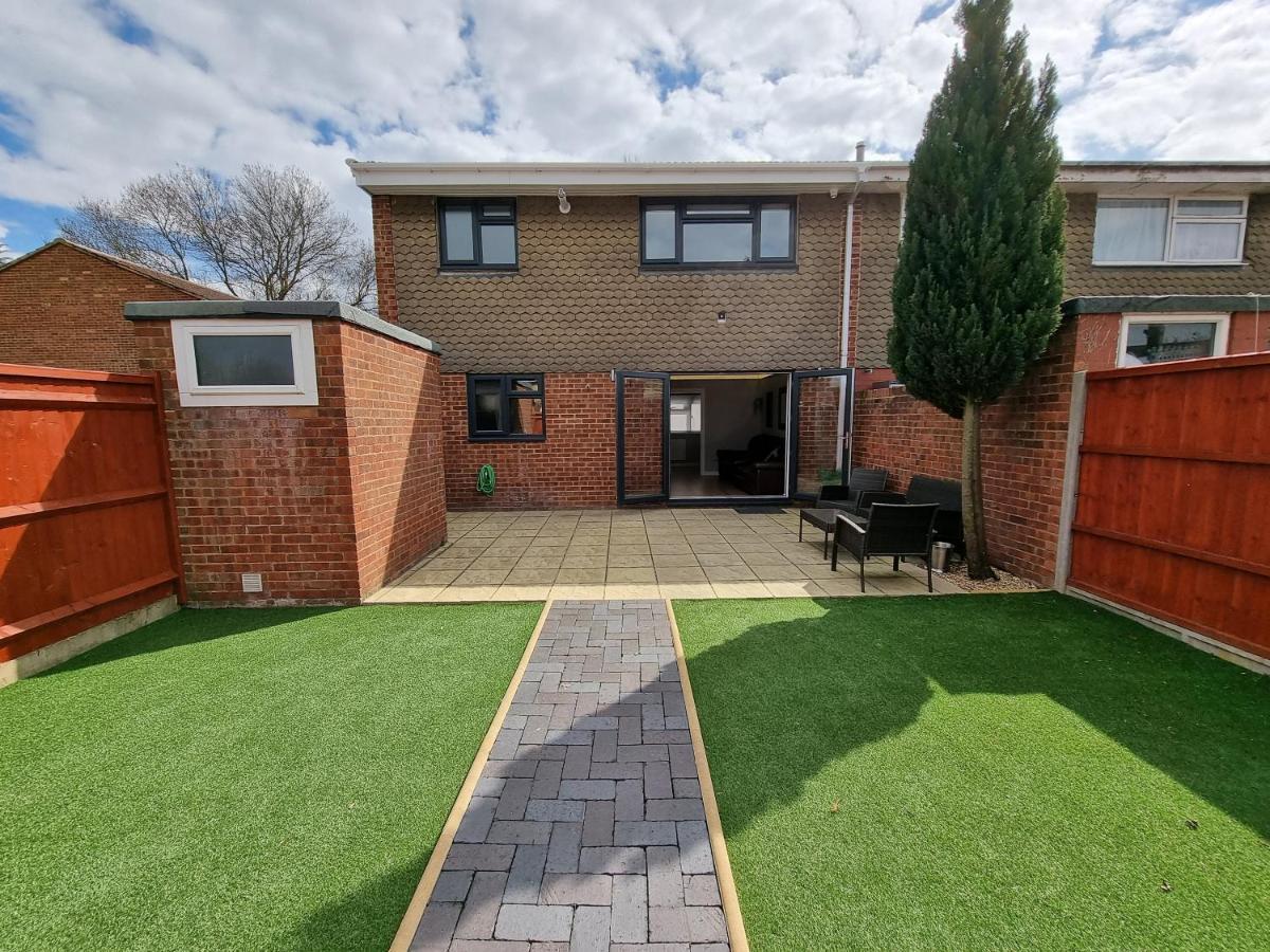 Crown Meadow - 4 Bedroom House - Heathrow - Excellentstays コルンブルック エクステリア 写真