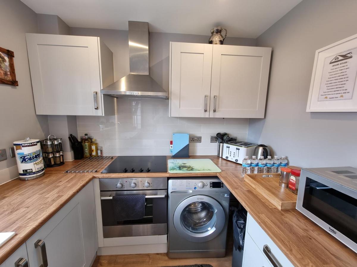 Crown Meadow - 4 Bedroom House - Heathrow - Excellentstays コルンブルック エクステリア 写真