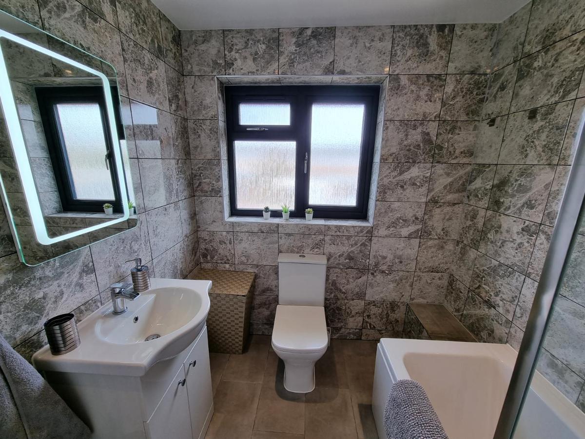 Crown Meadow - 4 Bedroom House - Heathrow - Excellentstays コルンブルック エクステリア 写真