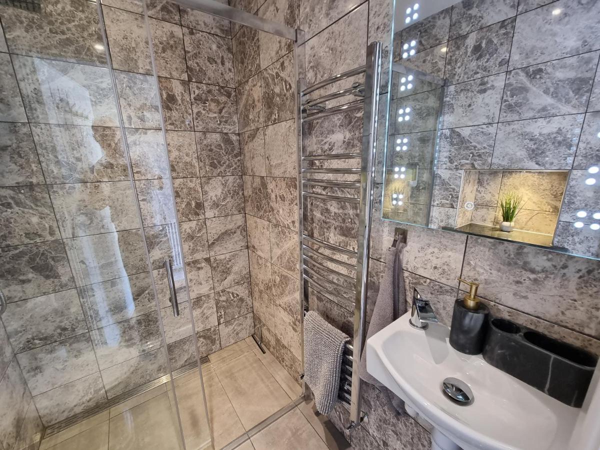 Crown Meadow - 4 Bedroom House - Heathrow - Excellentstays コルンブルック エクステリア 写真